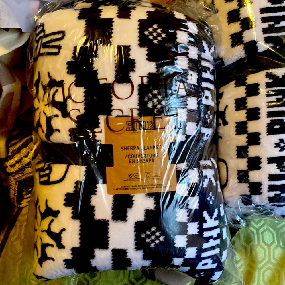 NWT***PINK-VS! Sherpa Blanket👛🎊🌺🌸